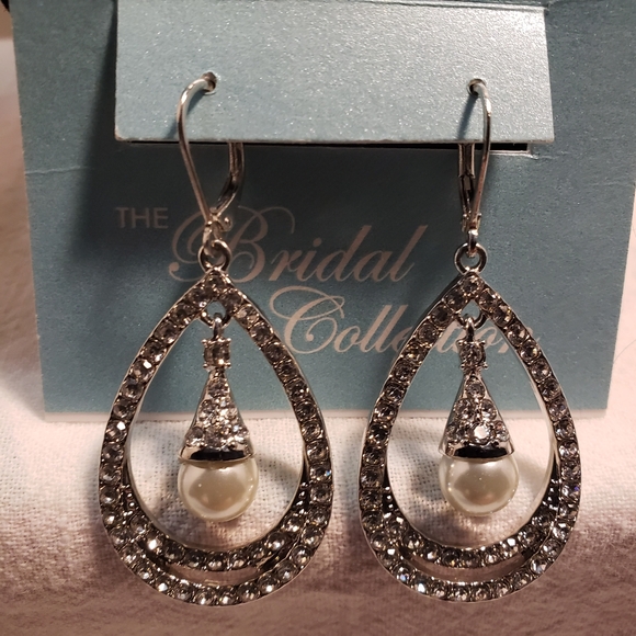 Vintage Monet Bridal Collection Silvertone Cubic Zirconia & Faux Pearl earrings - Picture 1 of 8